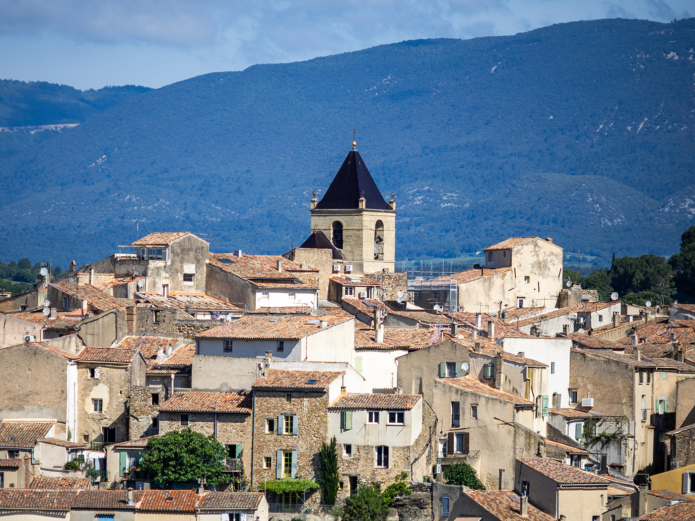 vue-village-la-tour-d-aigues