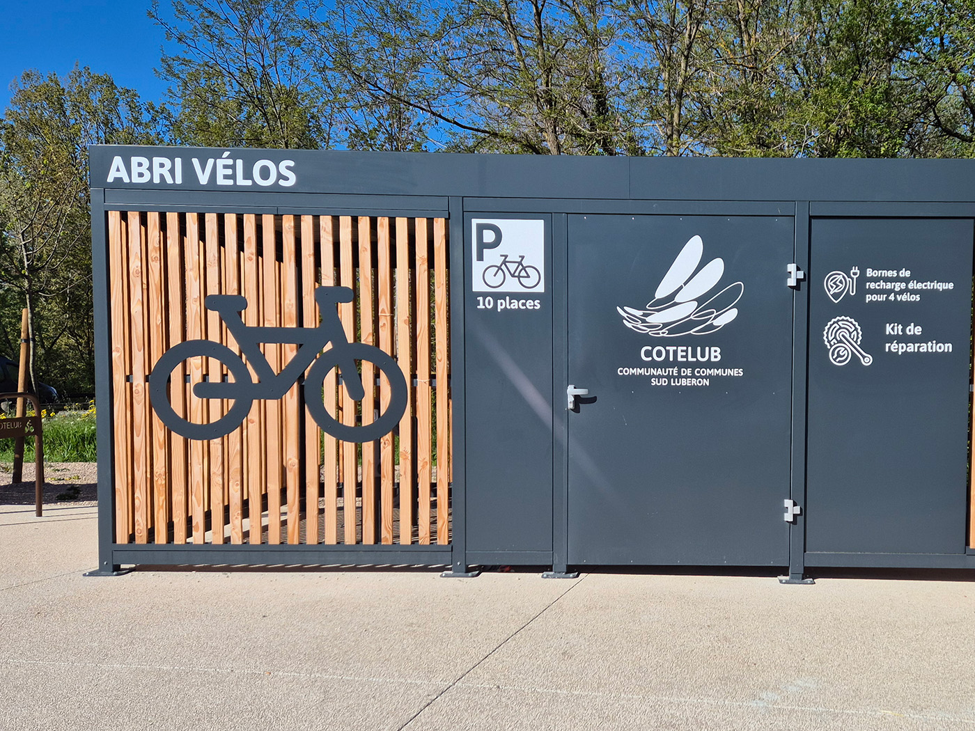 abri vélo pôle d'échange multimodal Grambois